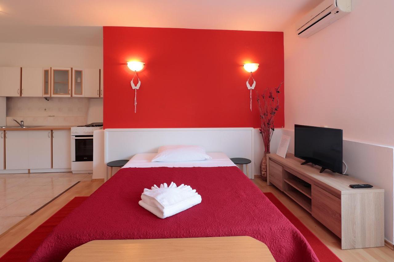 Apartments Lola Novalja Bagian luar foto