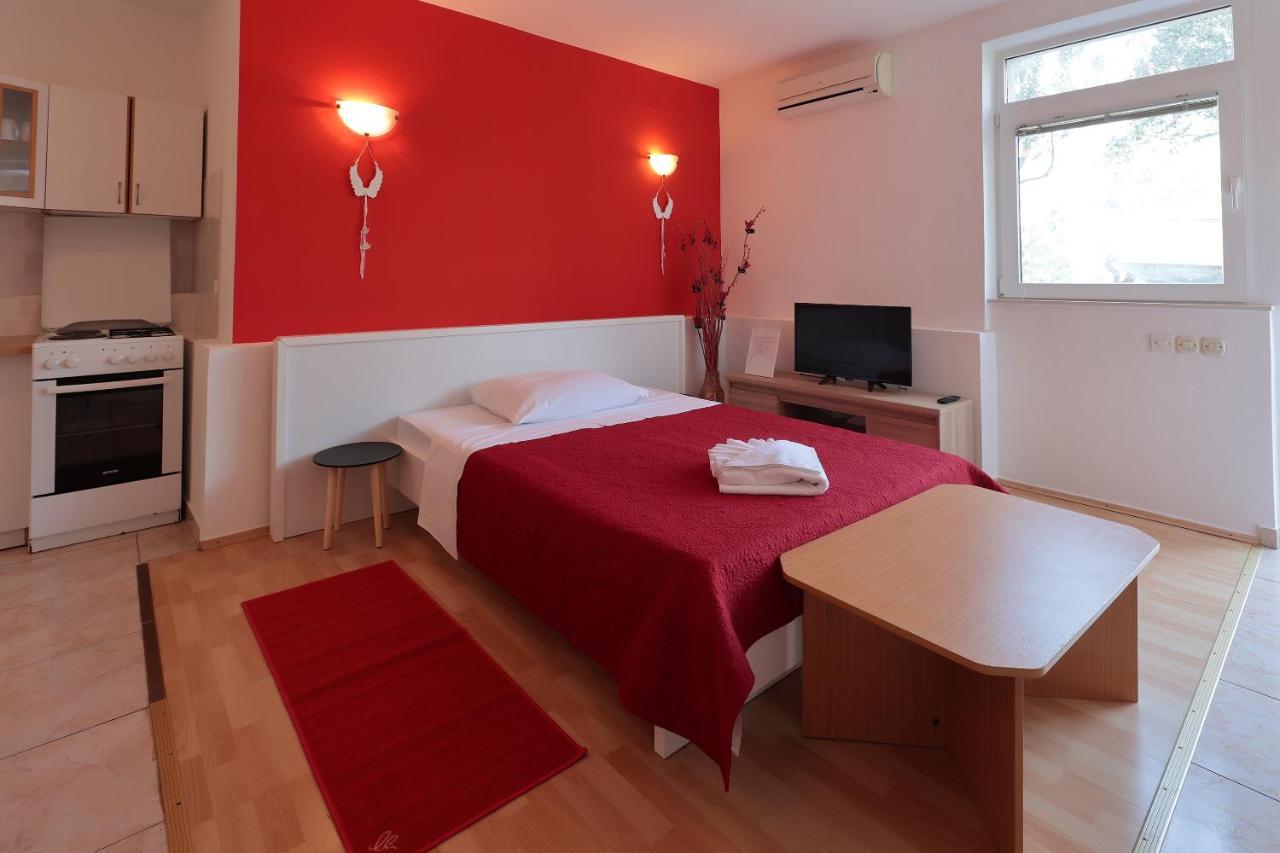 Apartments Lola Novalja Bagian luar foto