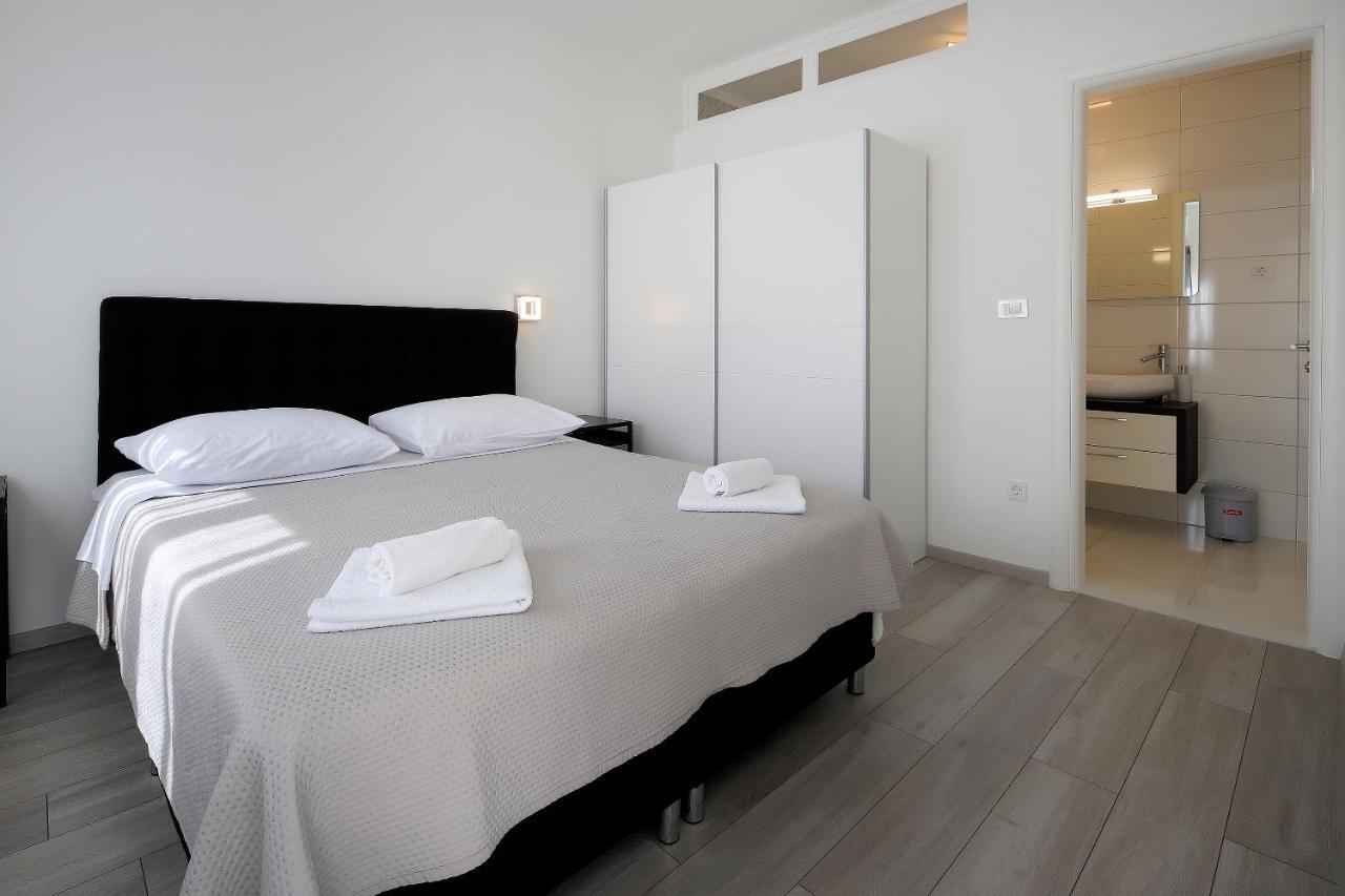 Apartments Lola Novalja Bagian luar foto