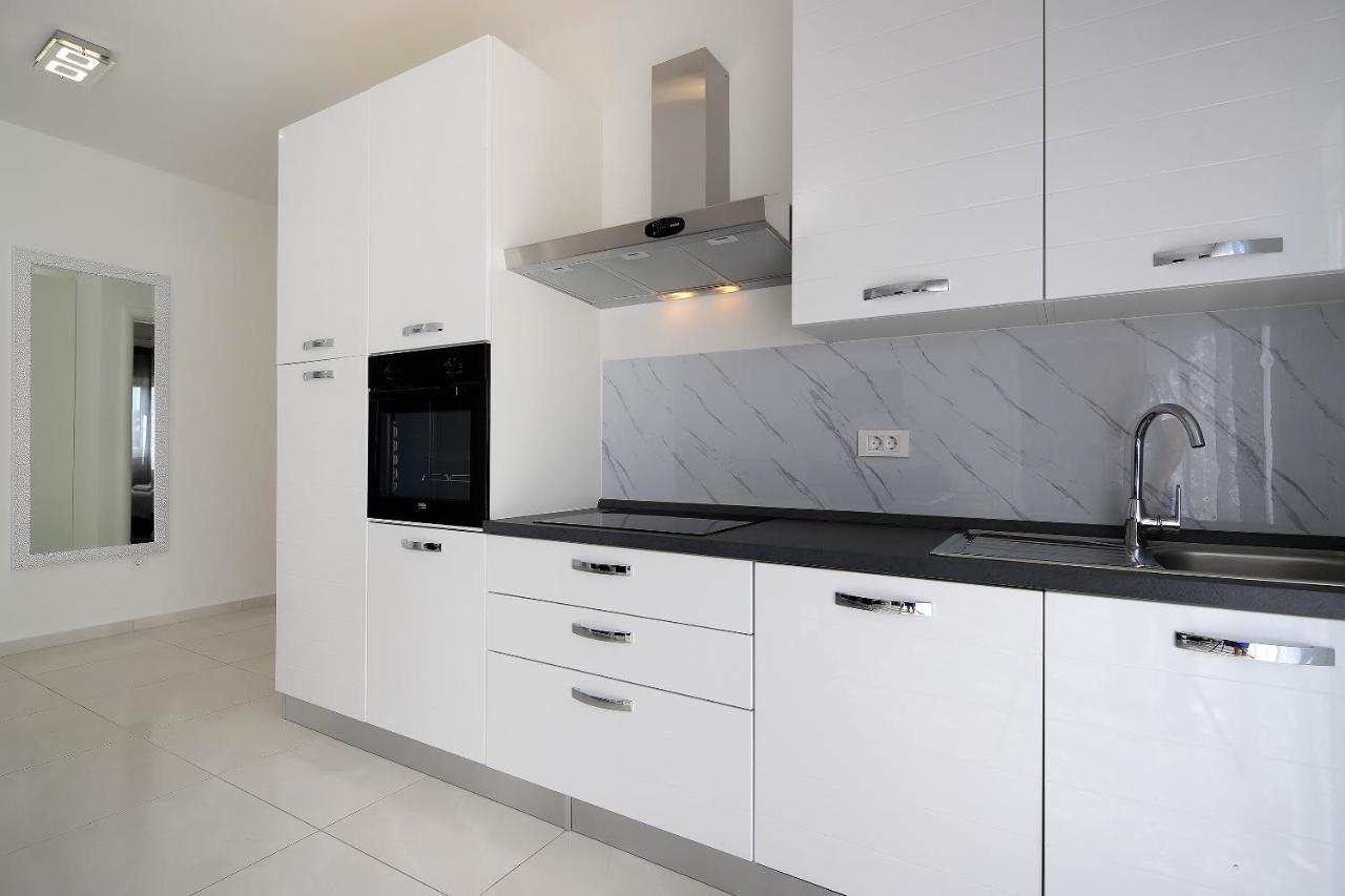 Apartments Lola Novalja Bagian luar foto