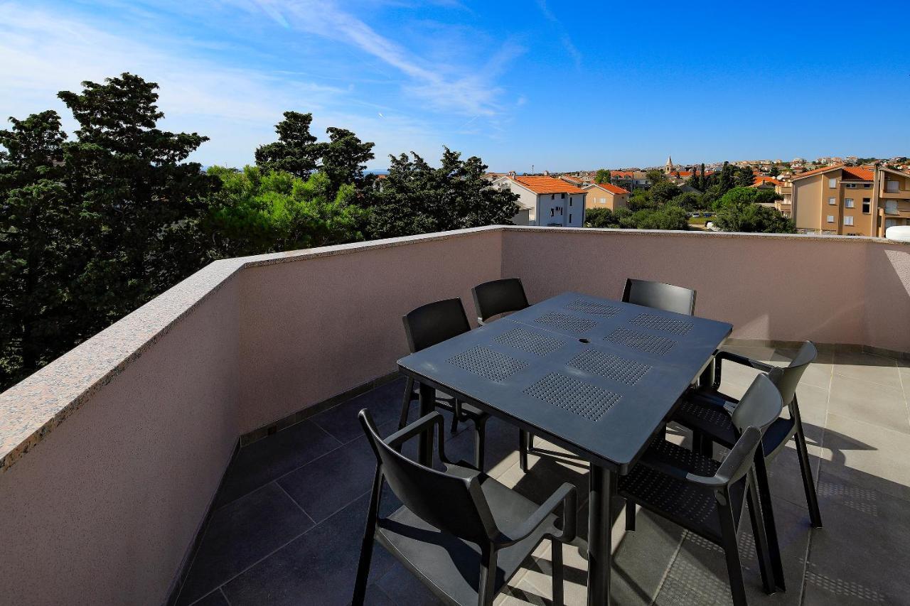 Apartments Lola Novalja Bagian luar foto