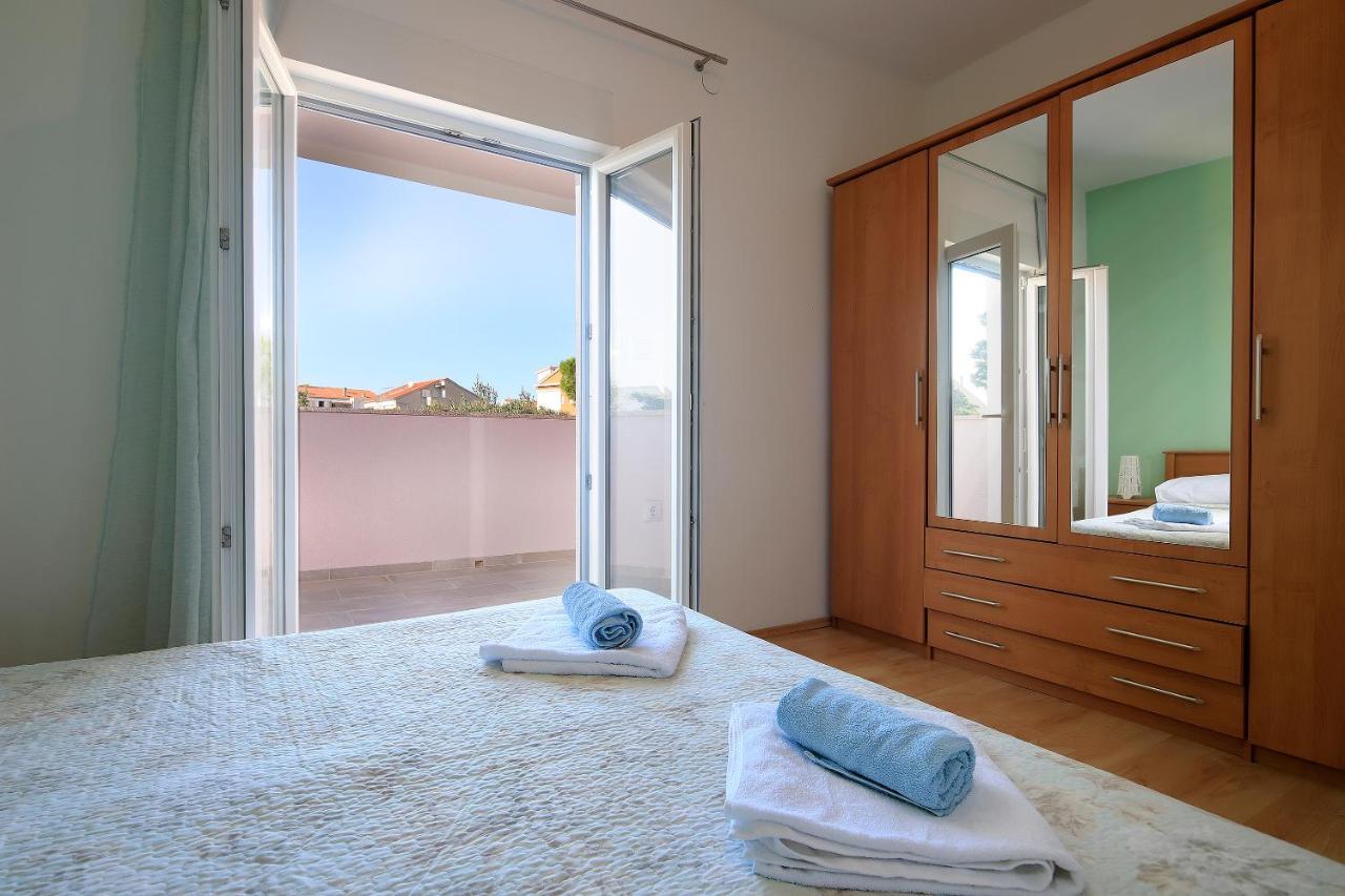 Apartments Lola Novalja Bagian luar foto