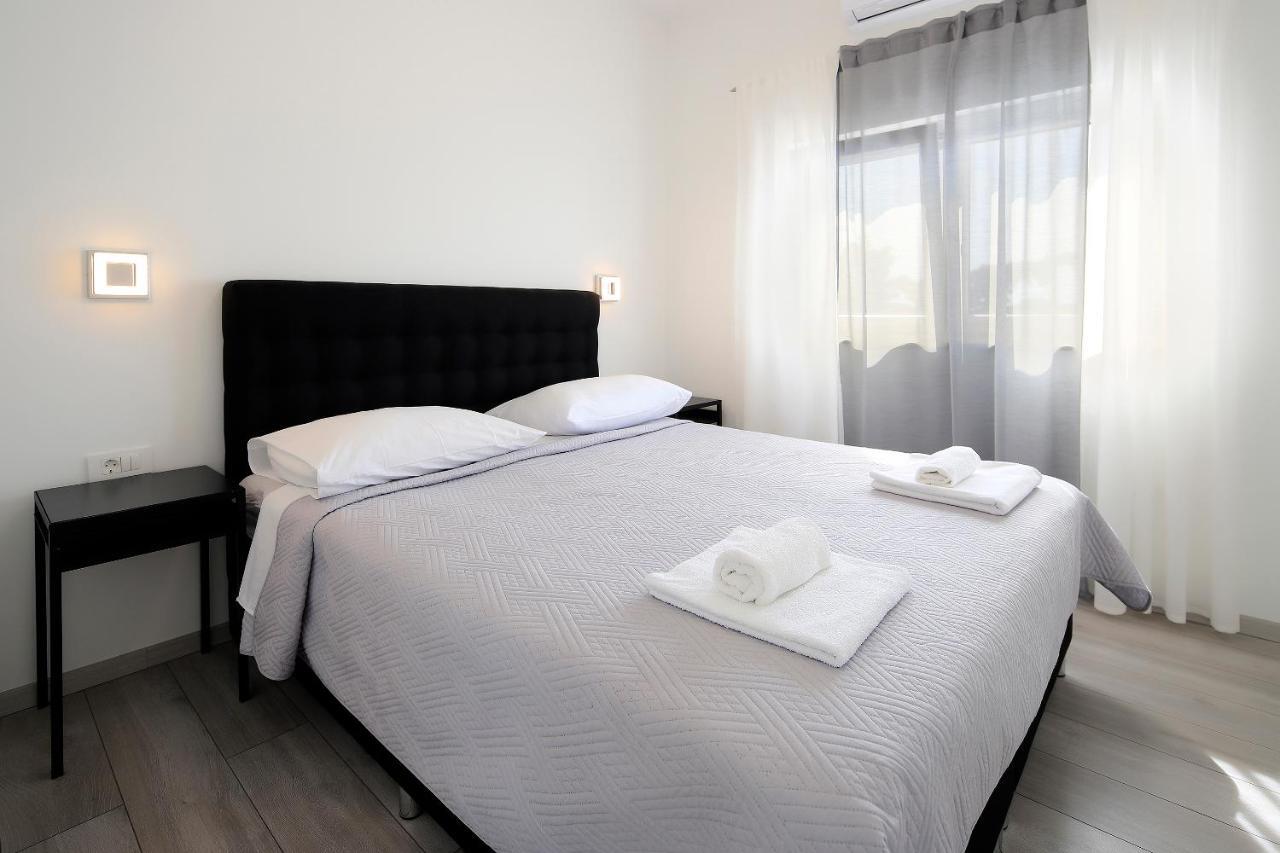 Apartments Lola Novalja Bagian luar foto