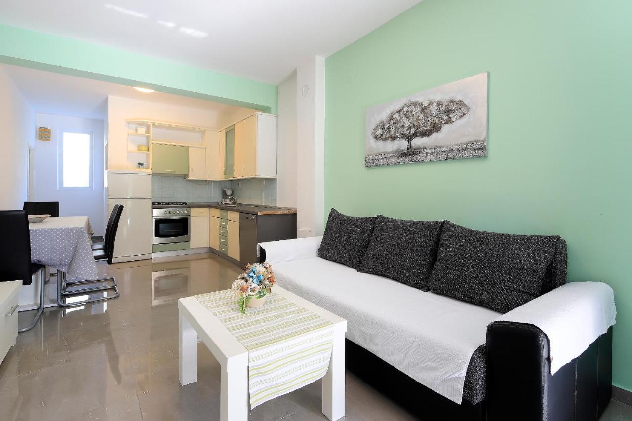 Apartments Lola Novalja Bagian luar foto