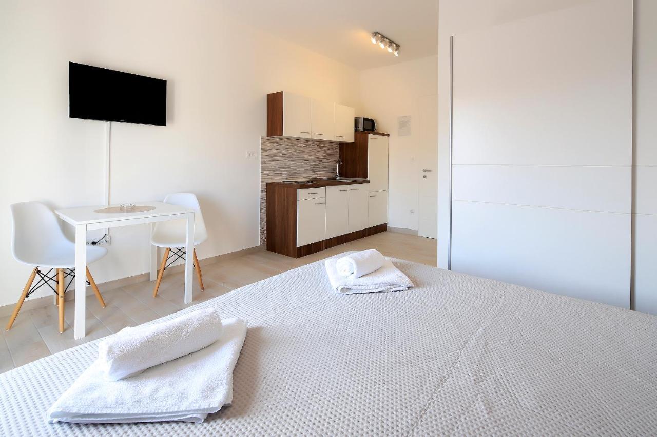 Apartments Lola Novalja Bagian luar foto