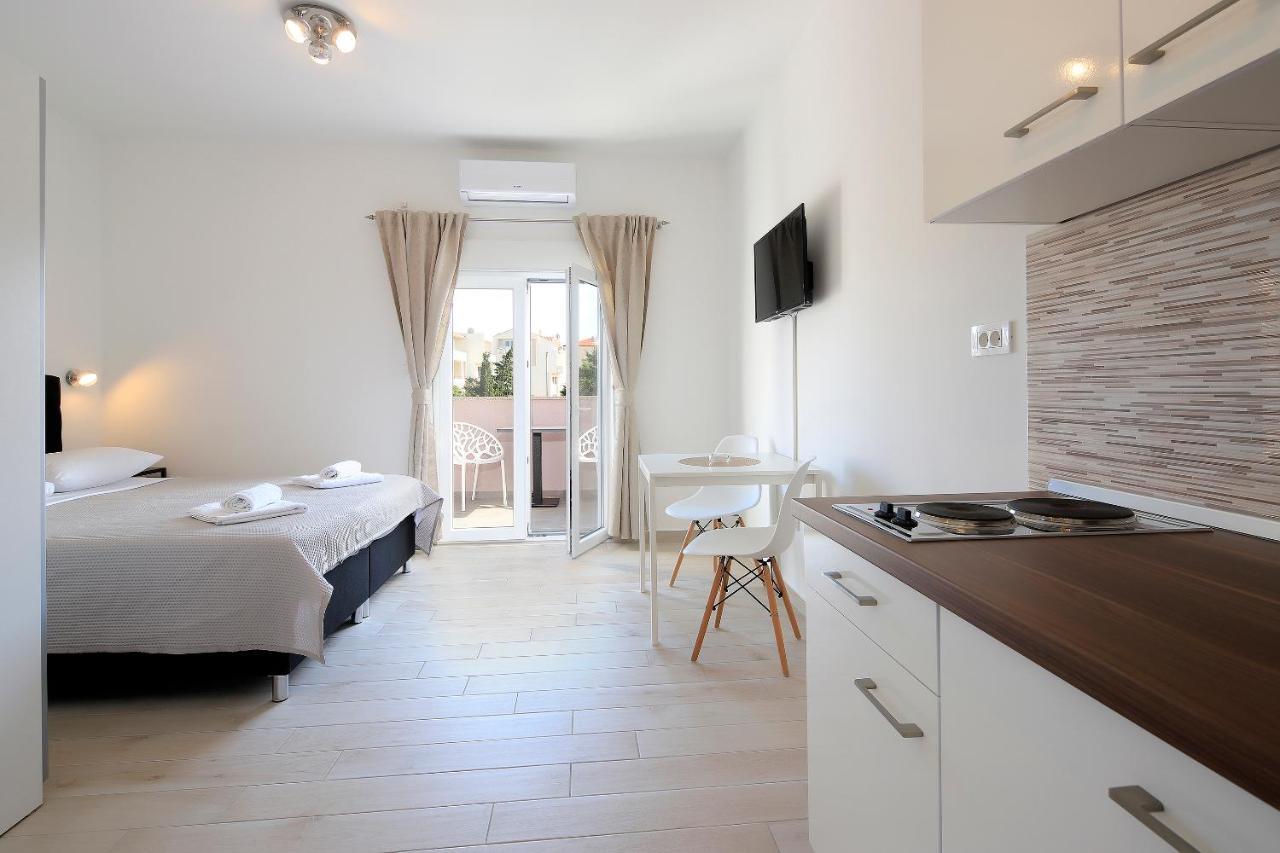 Apartments Lola Novalja Bagian luar foto