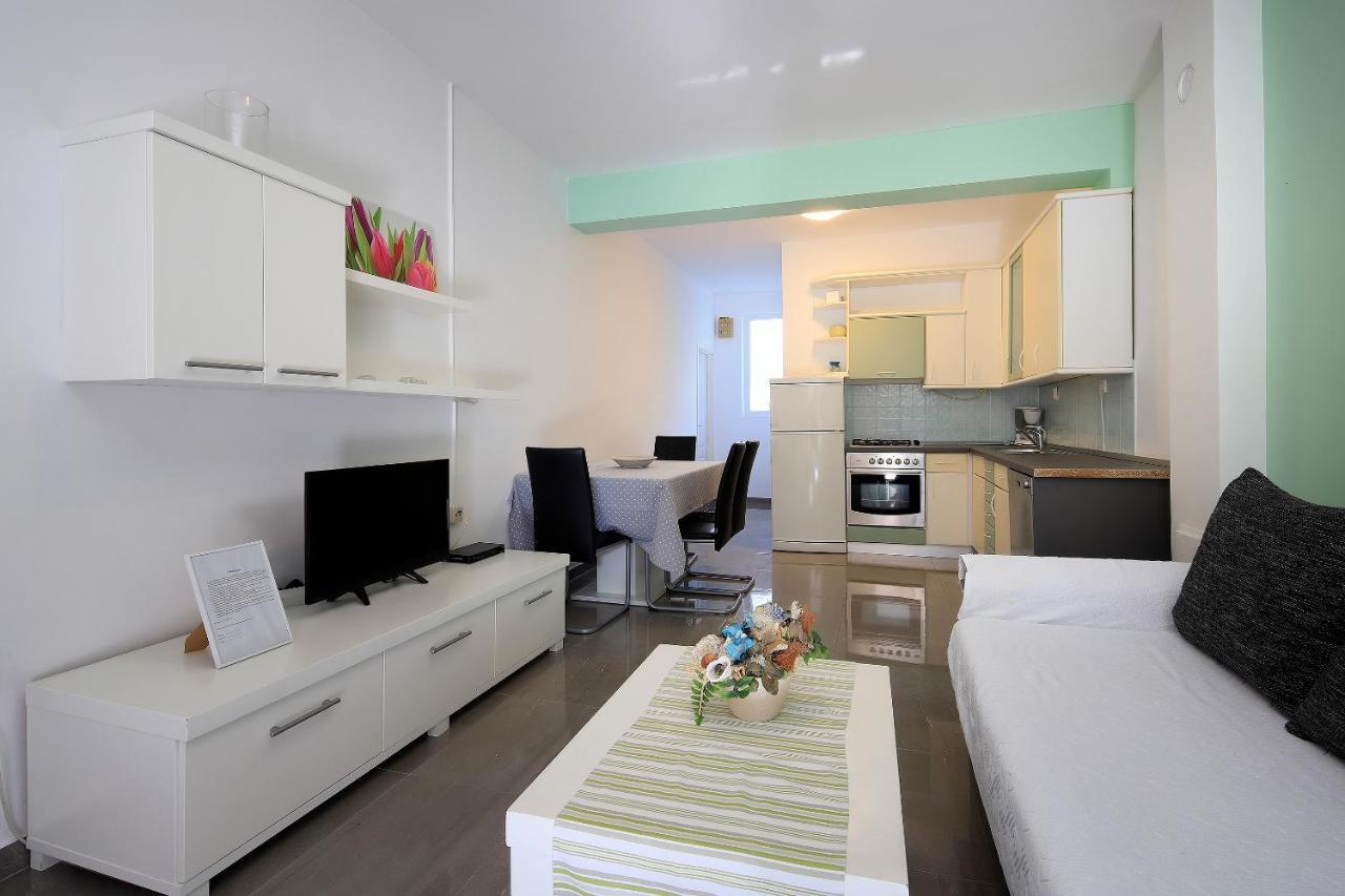 Apartments Lola Novalja Bagian luar foto