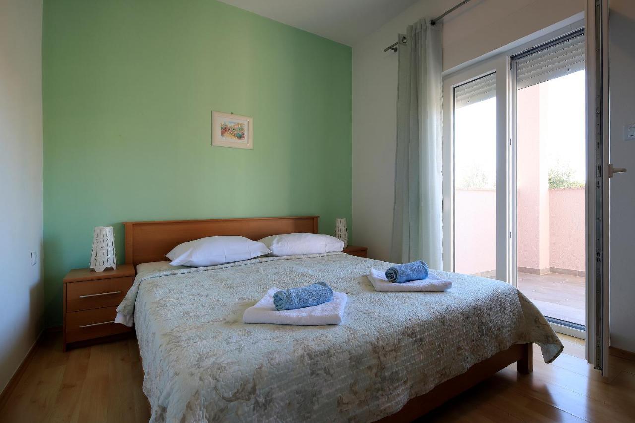 Apartments Lola Novalja Bagian luar foto