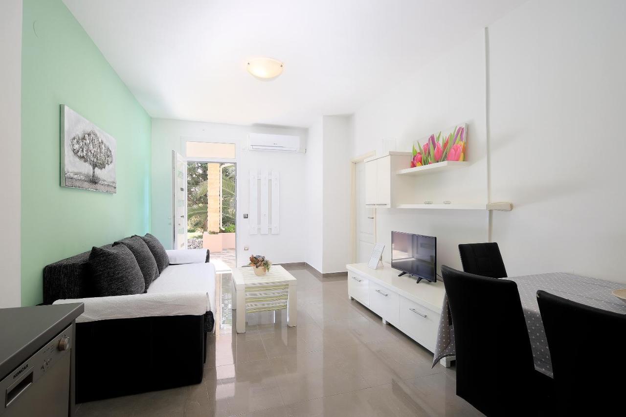Apartments Lola Novalja Bagian luar foto