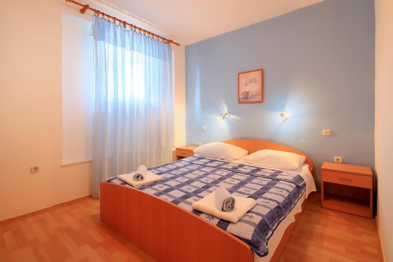 Apartments Lola Novalja Bagian luar foto