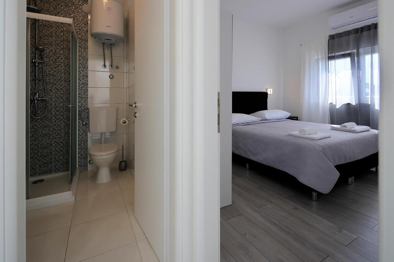 Apartments Lola Novalja Bagian luar foto