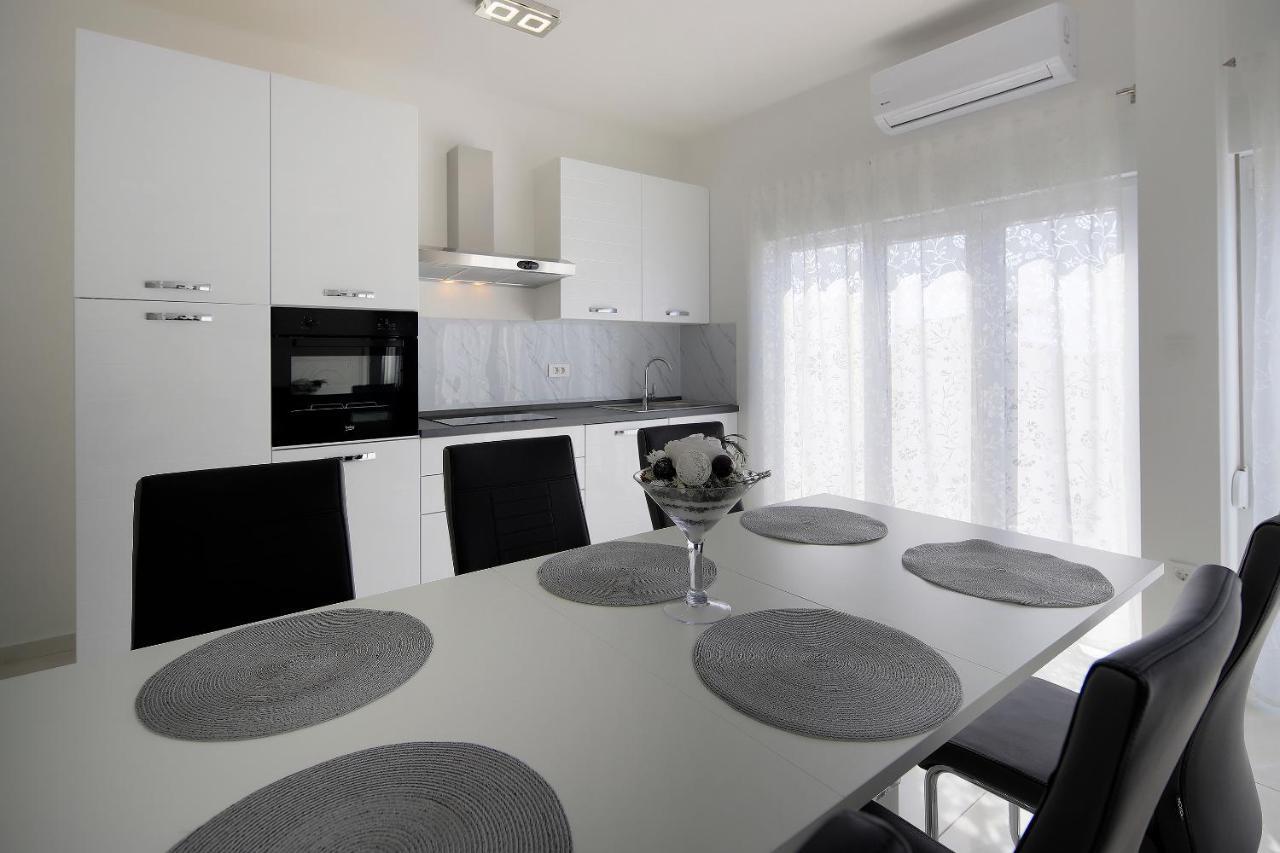 Apartments Lola Novalja Bagian luar foto
