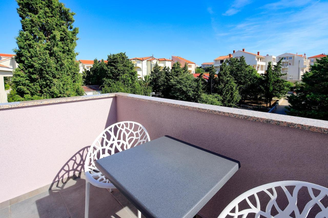 Apartments Lola Novalja Bagian luar foto