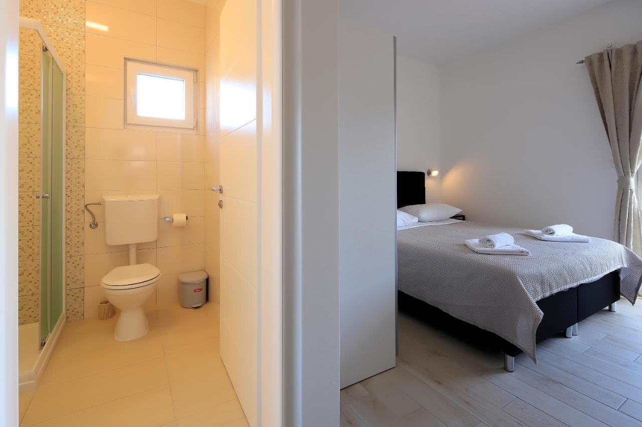 Apartments Lola Novalja Bagian luar foto