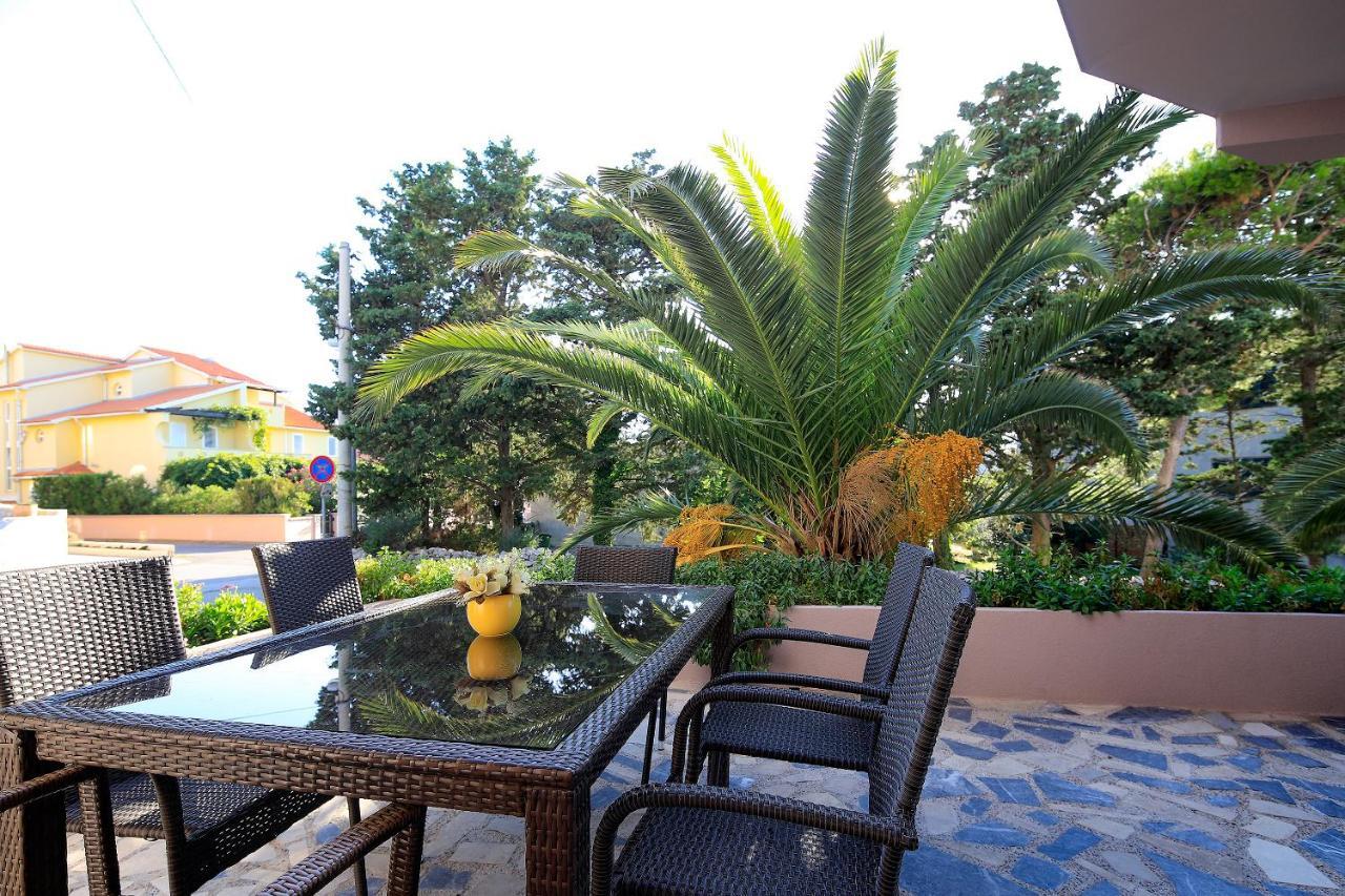 Apartments Lola Novalja Bagian luar foto
