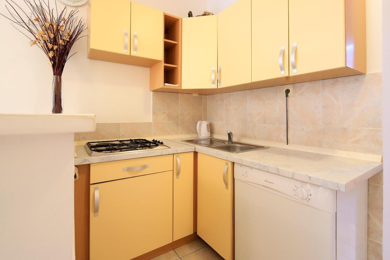 Apartments Lola Novalja Bagian luar foto