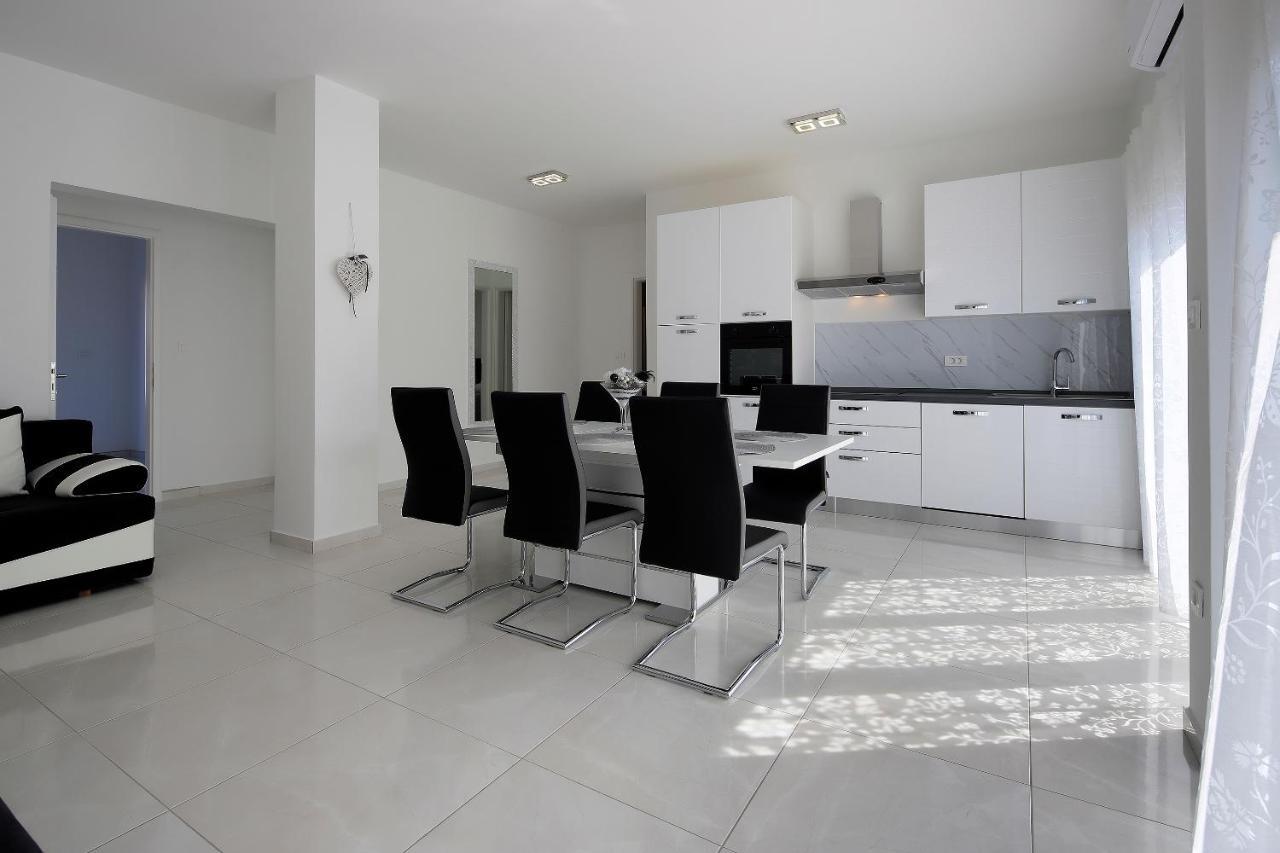 Apartments Lola Novalja Bagian luar foto