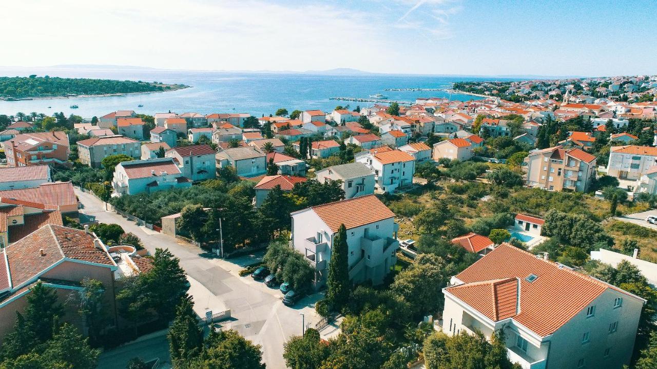 Apartments Lola Novalja Bagian luar foto