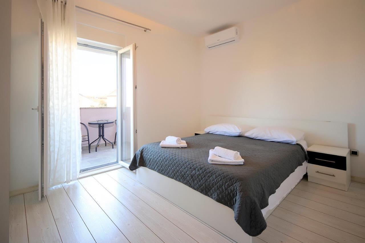 Apartments Lola Novalja Bagian luar foto